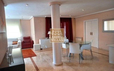 Bonito y amplio chalet en el centro del Albir con piscina privada.